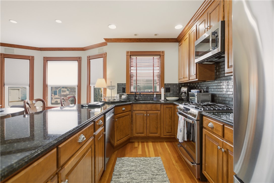 23 Clinton Street Newport, RI 02840 - Photo 13 of 38