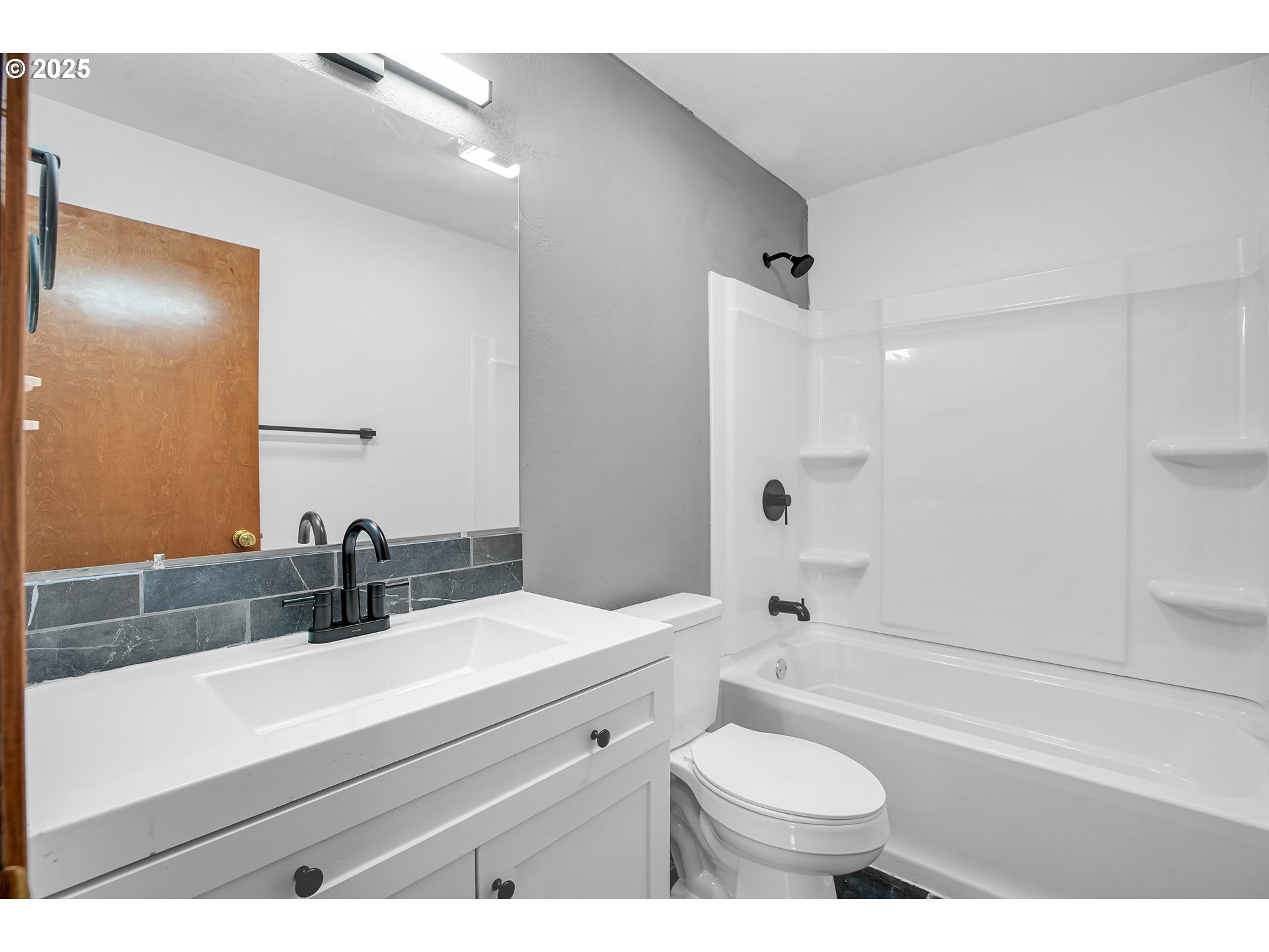 904 Southeast 223rd Avenue Gresham, OR 97030 - Photo 17 of 21 Bathroom