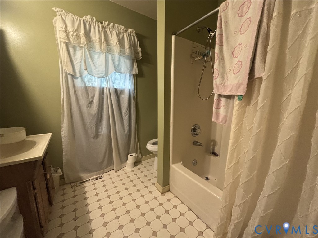 6424 Hackney Circle North Chesterfield, VA 23832 - Photo 15 of 23 a bathroom with a bathtub and a shower