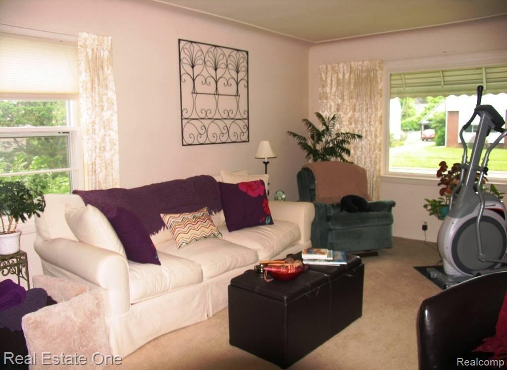234 Chippewa Road Pontiac, MI 48341 - Photo 8 of 25 Living Room