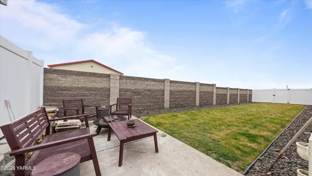 a view of a backyard