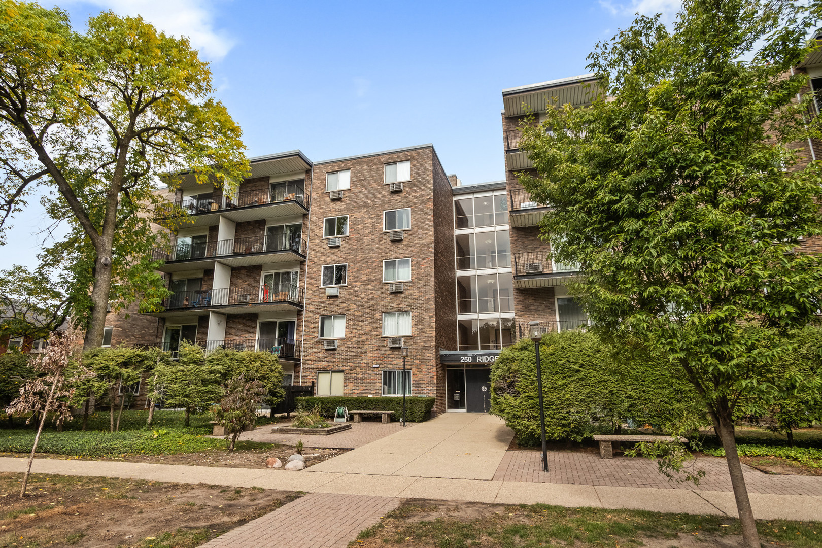 250 Ridge Avenue, Unit 2J Evanston, IL 60202 - Photo 1 of 18 front view of a building