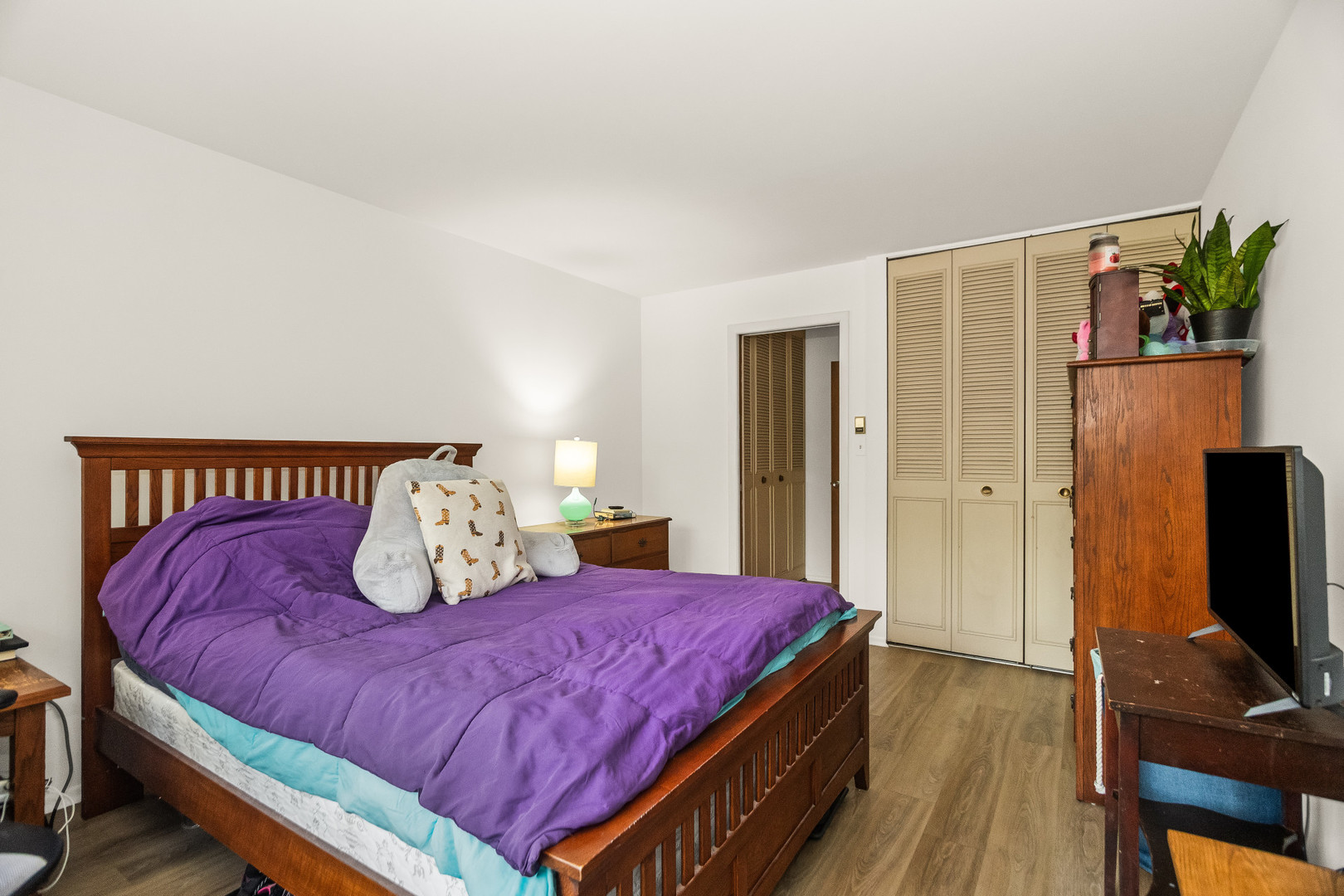 250 Ridge Avenue, Unit 2J Evanston, IL 60202 - Photo 12 of 18 a bedroom with bed and flat screen tv