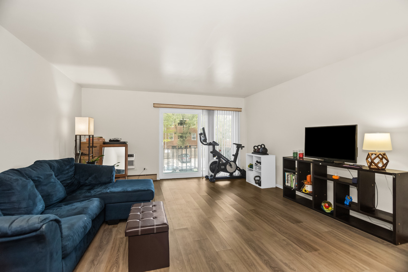 250 Ridge Avenue, Unit 2J Evanston, IL 60202 - Photo 3 of 18 a living room with furniture and a flat screen tv