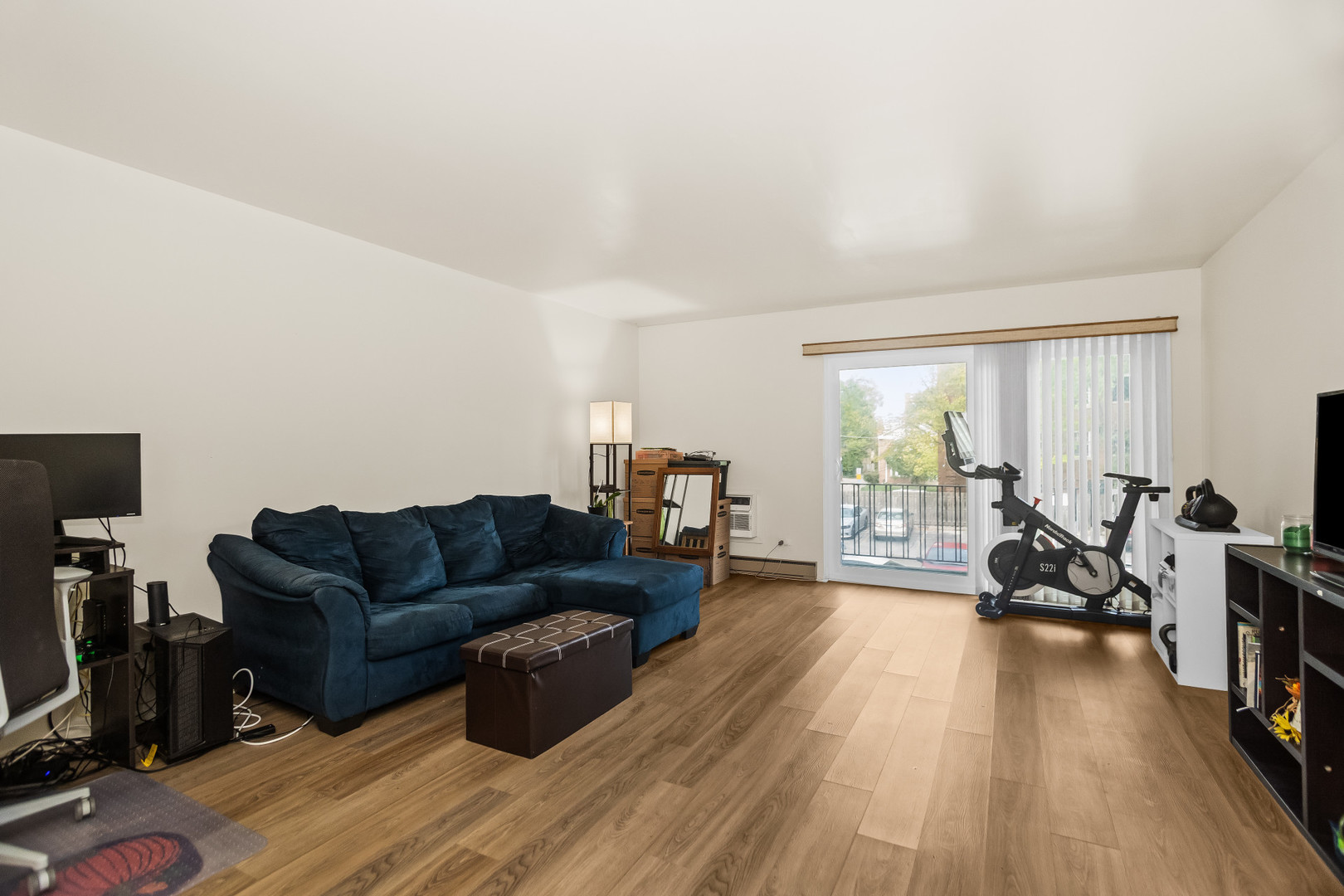 250 Ridge Avenue, Unit 2J Evanston, IL 60202 - Photo 4 of 18 a living room with furniture and a large window
