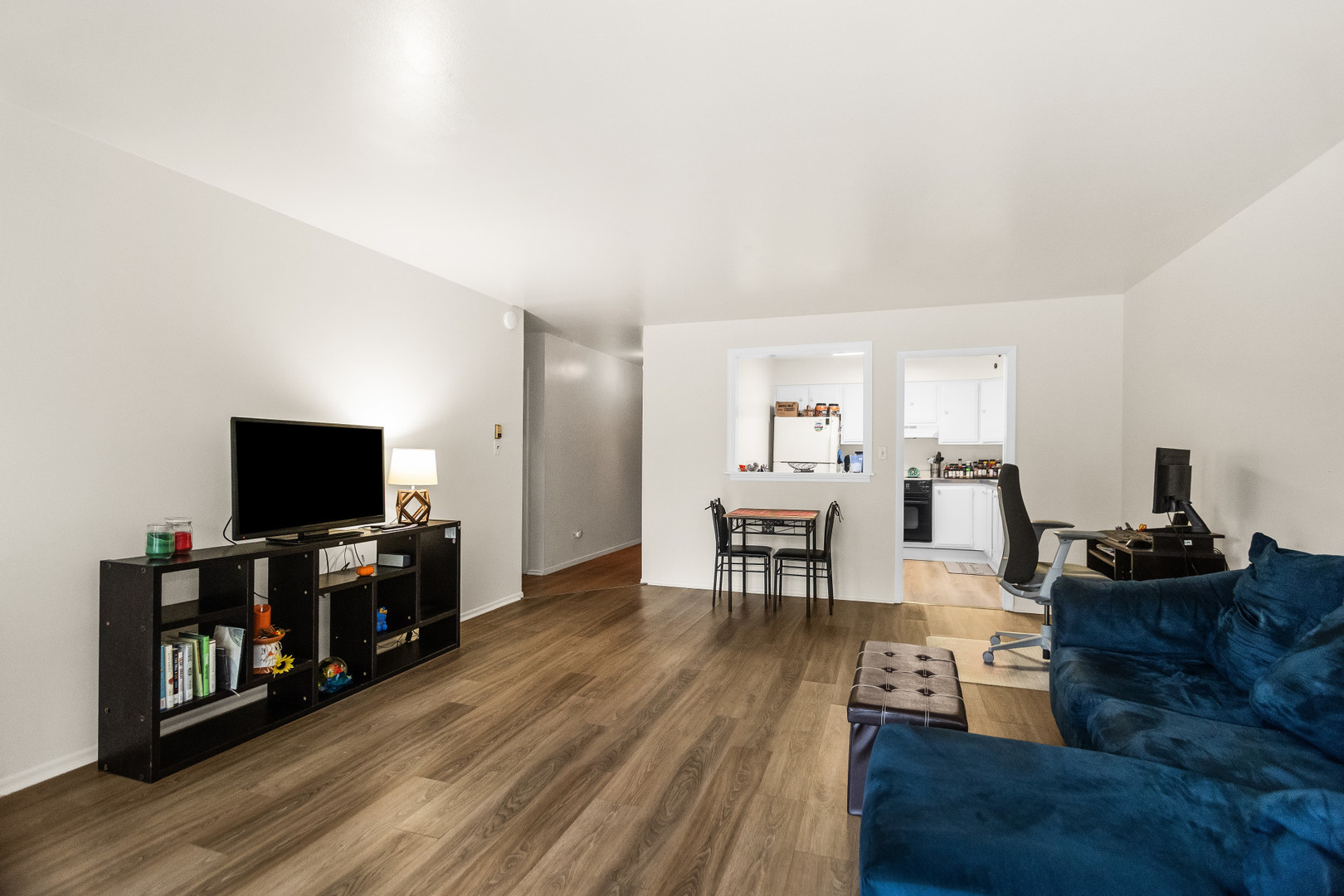 250 Ridge Avenue, Unit 2J Evanston, IL 60202 - Photo 5 of 18 a living room with furniture and a flat screen tv