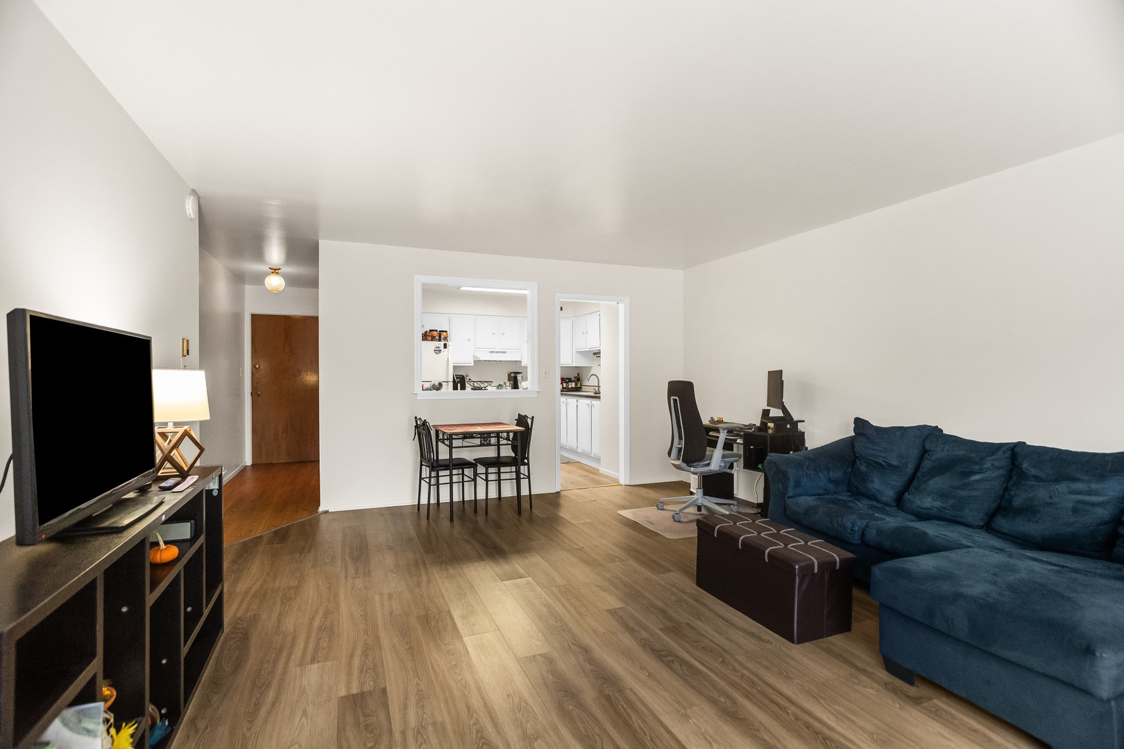 250 Ridge Avenue, Unit 2J Evanston, IL 60202 - Photo 6 of 18 a living room with furniture and a flat screen tv