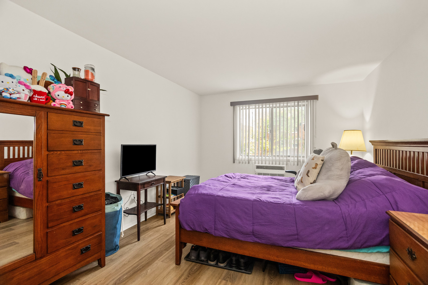 250 Ridge Avenue, Unit 2J Evanston, IL 60202 - Photo 10 of 18 a bedroom with a bed and wooden floor