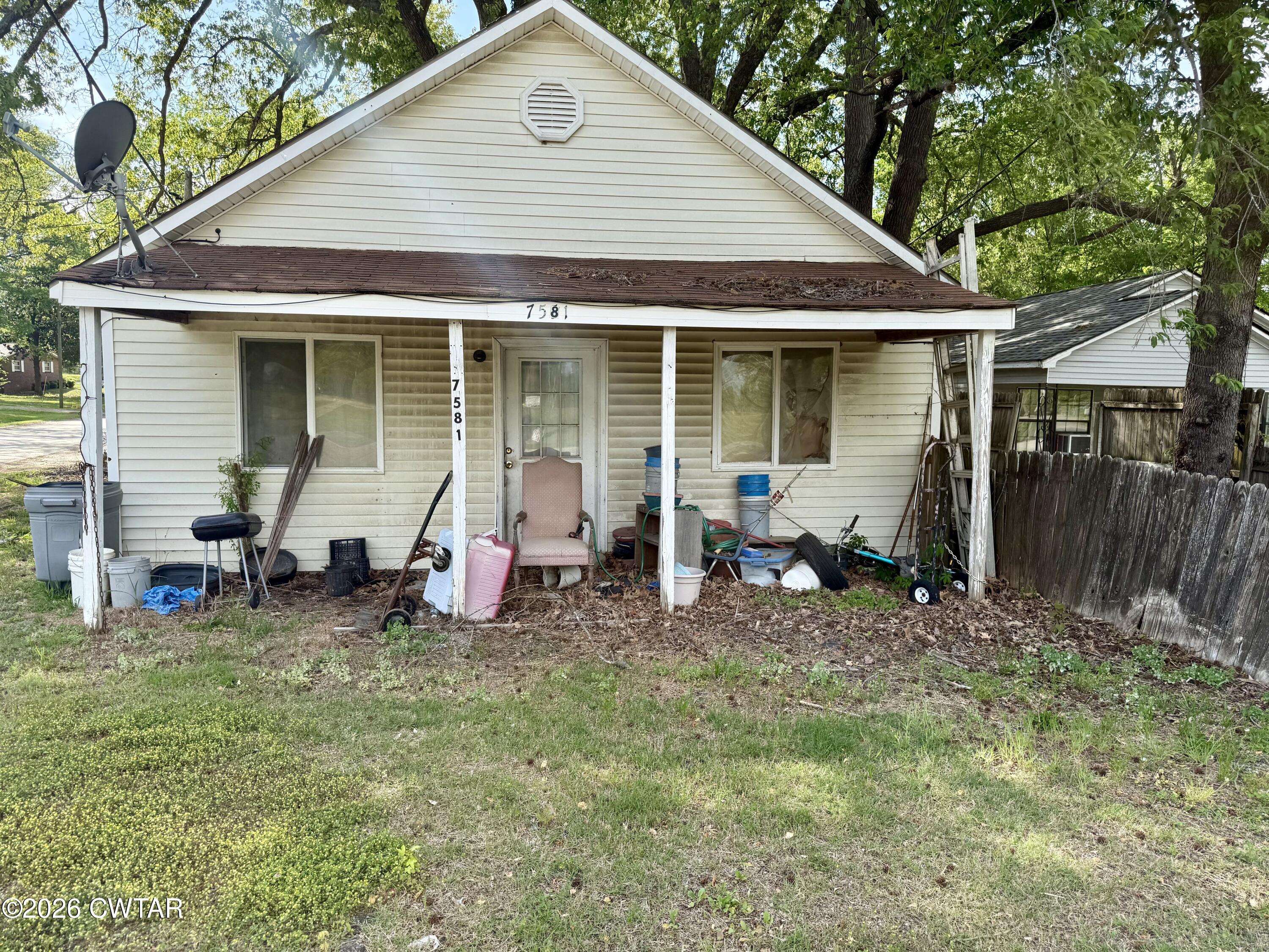 a view of a house with backyard