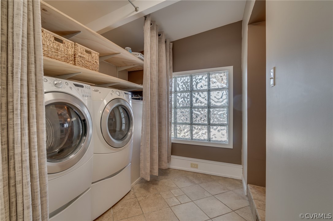 6279 Holly Trail Gloucester, VA 23061 - Photo 15 of 45 a utility room with dryer and washer