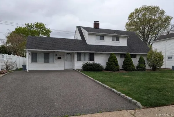 $750,000 | 15 Falcon Lane, Levittown, NY 11756