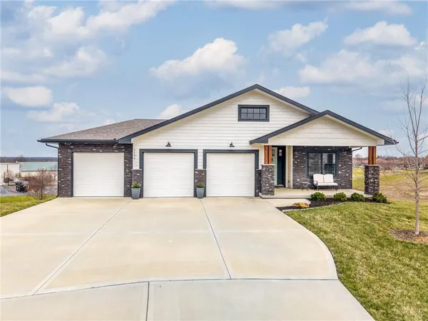 $740,000 | 1100 Northeast Goshen Court, Lee's Summit, MO 64064