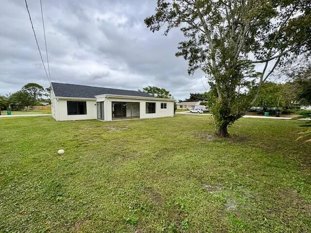 a view of a yard in front of house