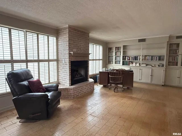 $279,900 | 215 3rd Street, Carmi, IL 62821