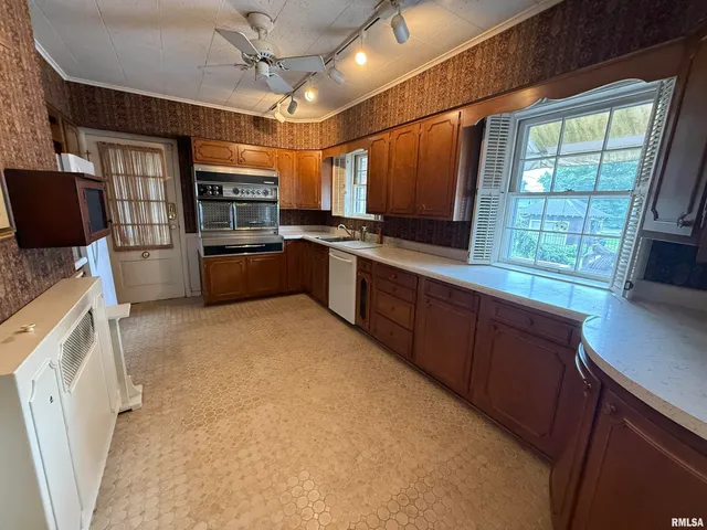 $279,900 | 215 3rd Street, Carmi, IL 62821