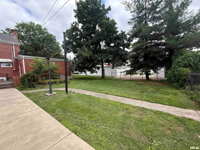 $279,900 | 215 3rd Street, Carmi, IL 62821