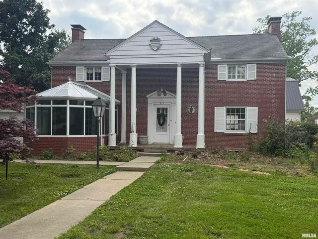 $279,900 | 215 3rd Street, Carmi, IL 62821
