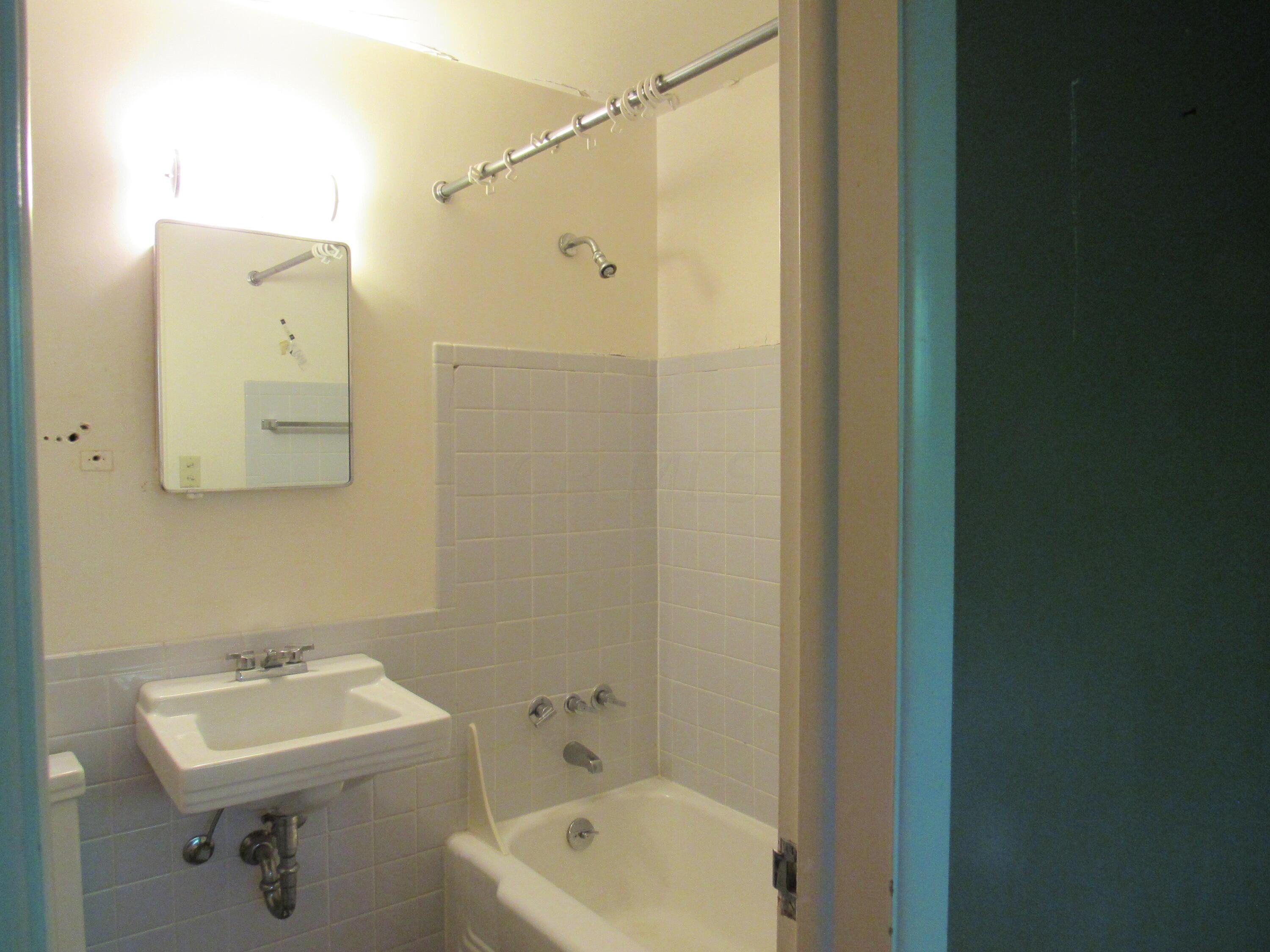 2551 Charing Road, Unit 6 Upper Arlington, OH 43221 - Photo 22 of 29 3rd En Suite Bath