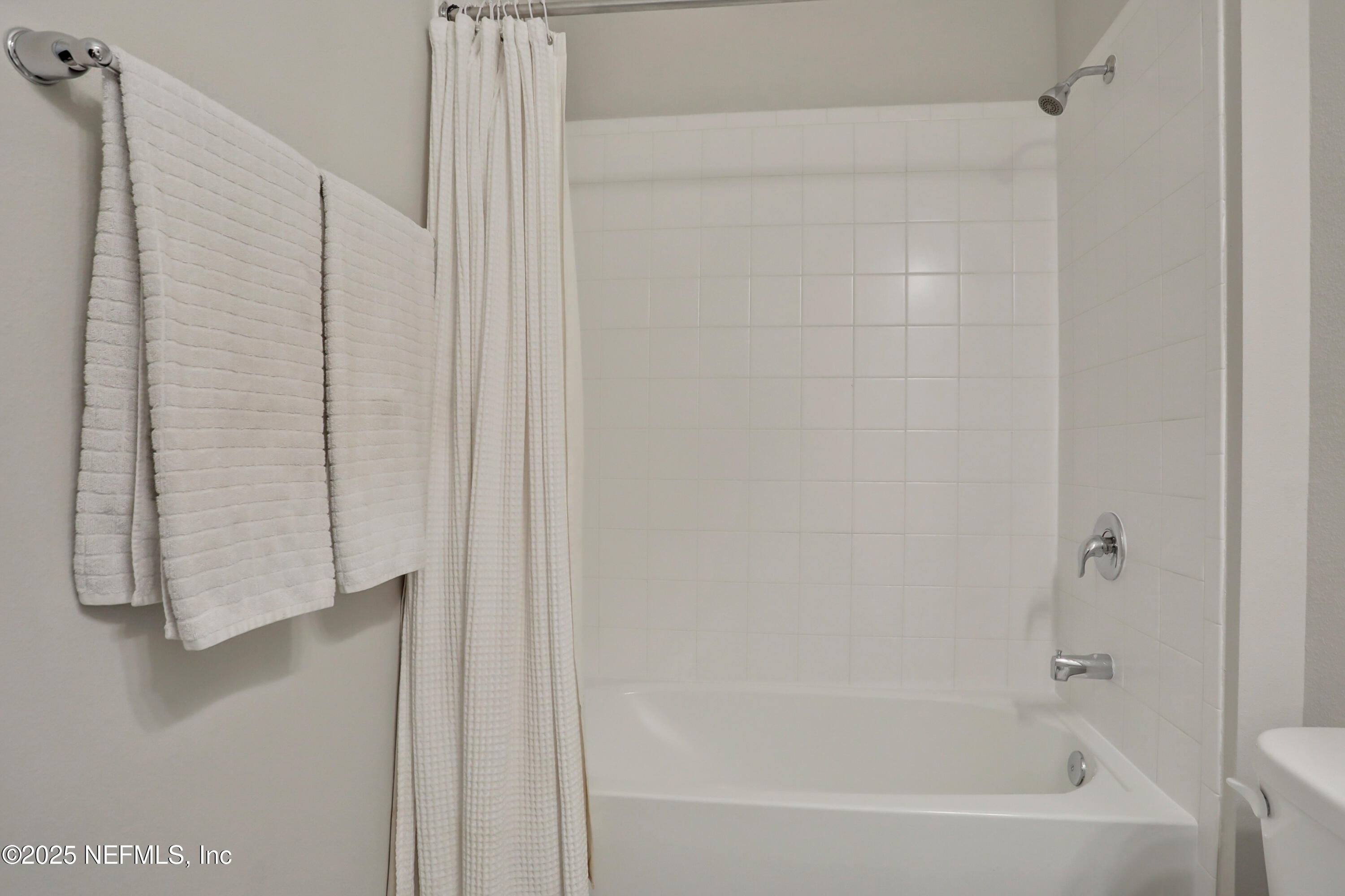 404 Thistleton Way Street St. Augustine, FL 32092 - Photo 21 of 36 a bathroom with a bathtub