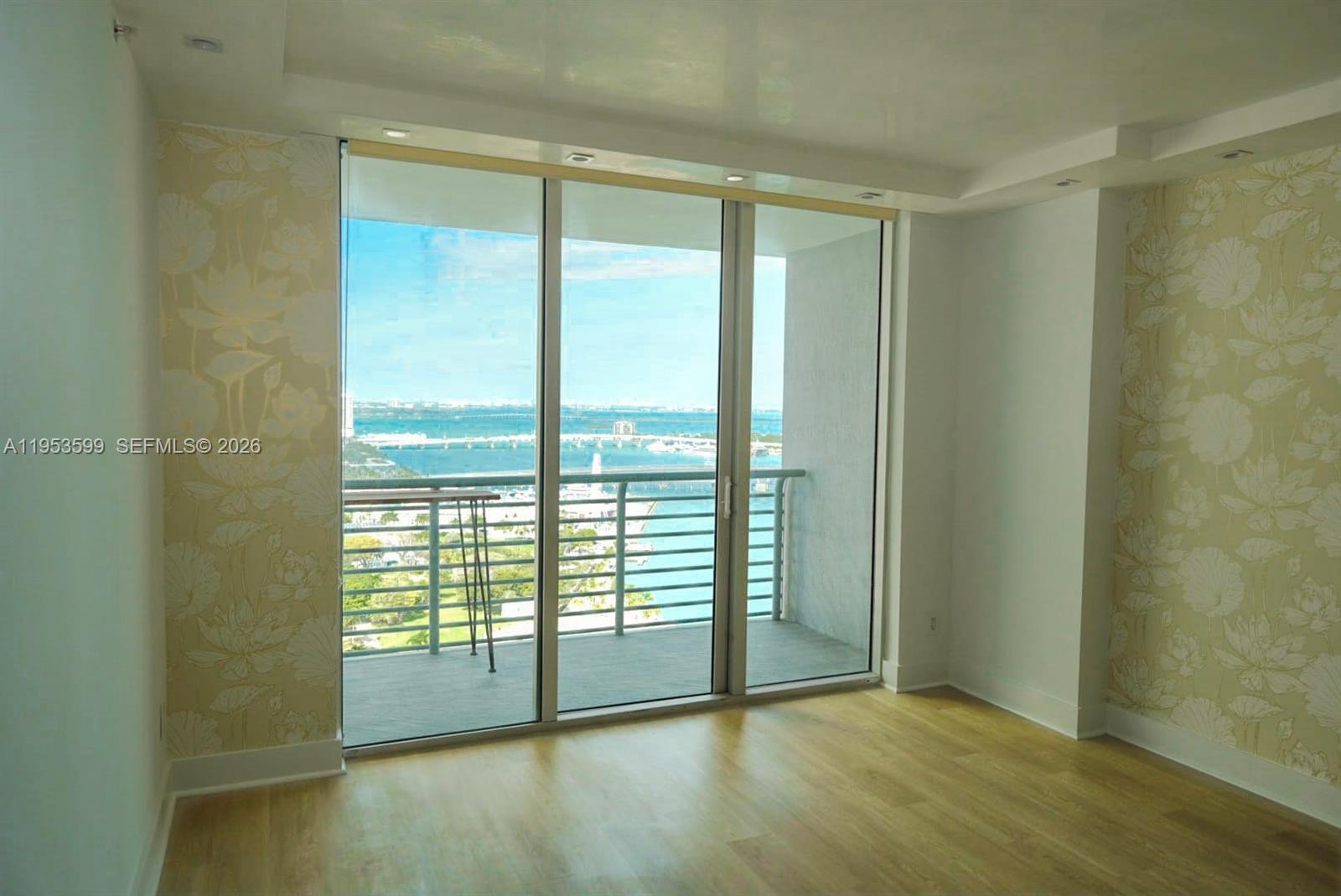 325 South Biscayne Boulevard, Unit 3314 Miami, FL 33131 - Photo 6 of 30 a view of an empty room and window