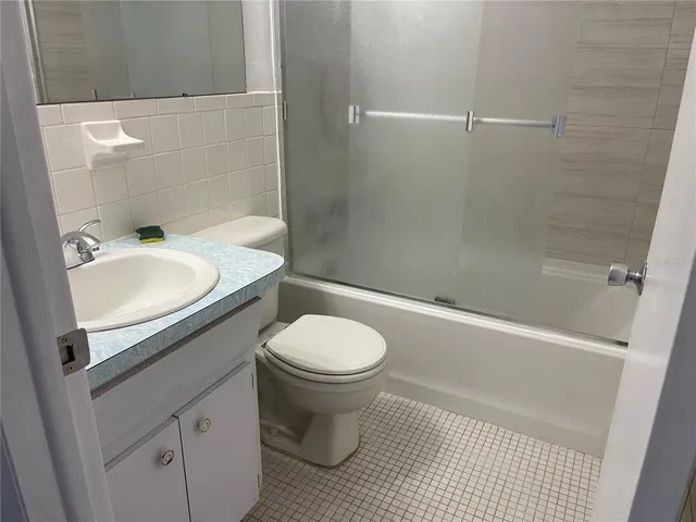 a view of an empty room and a ceiling fan