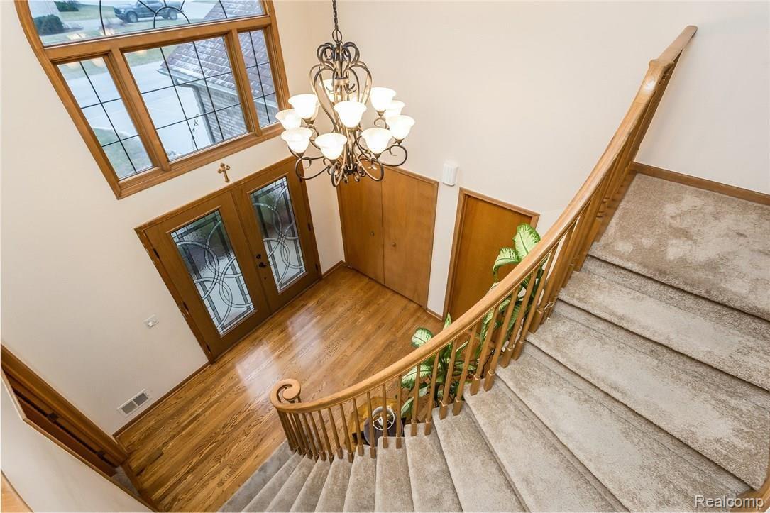 175 Bellshire Lane Rochester, MI 48307 - Photo 17 of 38 027-Landing-3646792-medium.jpg