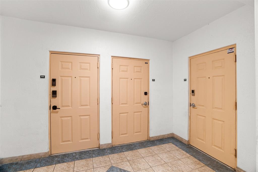 471 Northeast 25th Street, Unit 503 Miami, FL 33137 - Photo 20 of 29 an empty room with windows