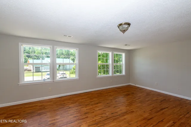 $574,900 | 8121 West Old Highway 73, Townsend, TN 37882