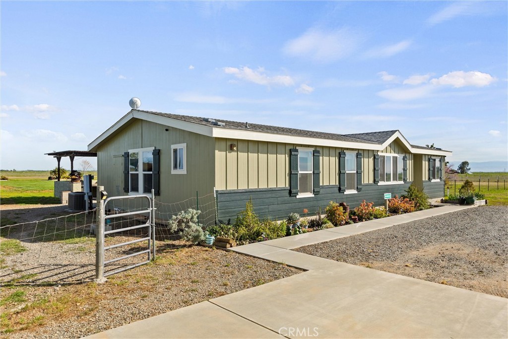 19350 Timbercove Drive Corning, CA 96021 - Photo 6 of 60 a front view of a house with a yard