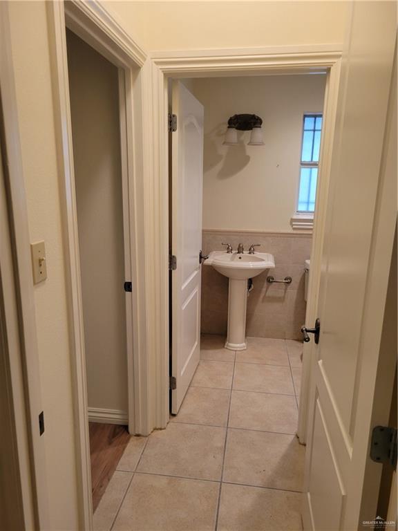 1605 Melissa Rae Drive Mission, TX 78572 - Photo 15 of 27 a bathroom with a sink and mirror