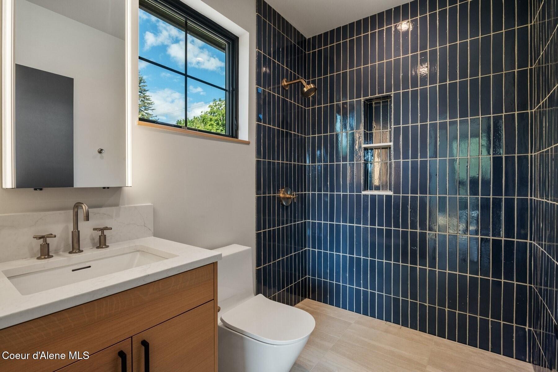 215 West Lake Street Sandpoint, ID 83864 - Photo 21 of 44 Primary Bathroom