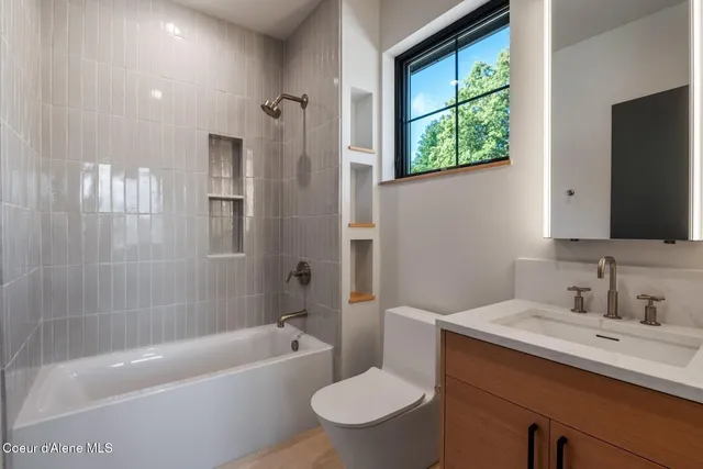 $855,000 | 215 West Lake Street, Sandpoint, ID 83864