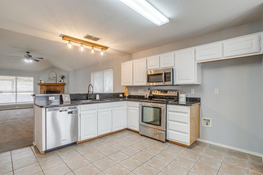 5712 Springtide Drive Fort Worth, TX 76135 - Photo 9 of 25 Breakfast bar seating area!