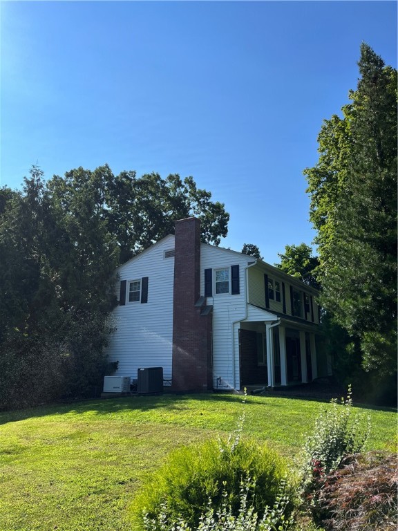 697 Woodward Road North Providence, RI 02904 - Photo 3 of 23