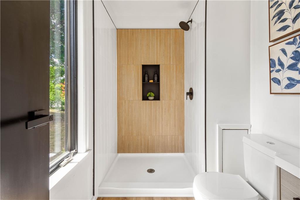 1546 West Ingomar Road Pittsburgh, PA 15237 - Photo 22 of 49 a bathroom with a tub and shower