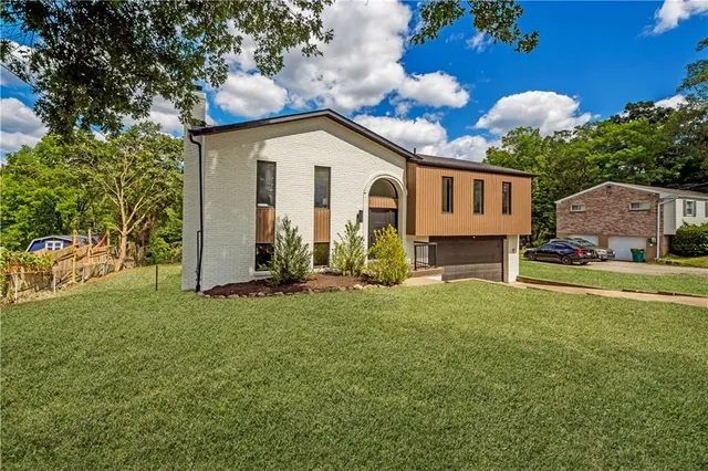 a view of a house with backyard