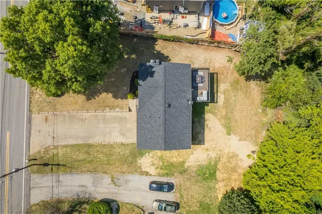 a view of yard with green space