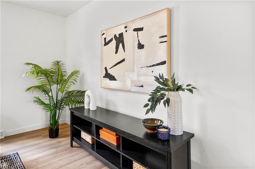 1546 West Ingomar Road Pittsburgh, PA 15237 - Photo 9 of 49 a vase of flowers sitting on a table