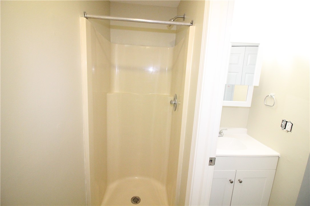 6655 North Centenary Road Williamson, NY 14589 - Photo 17 of 23 Main bedroom bathroom