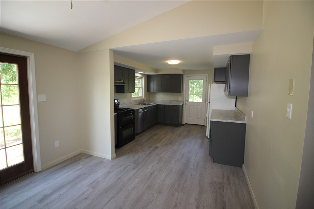 6655 North Centenary Road Williamson, NY 14589 - Photo 6 of 23 Dining area, vaulted ceiling