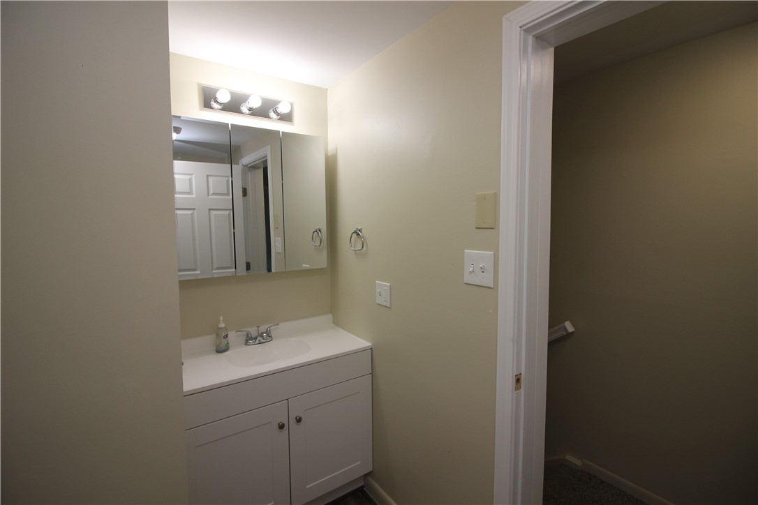 6655 North Centenary Road Williamson, NY 14589 - Photo 10 of 23 Main bedroom bathroom
