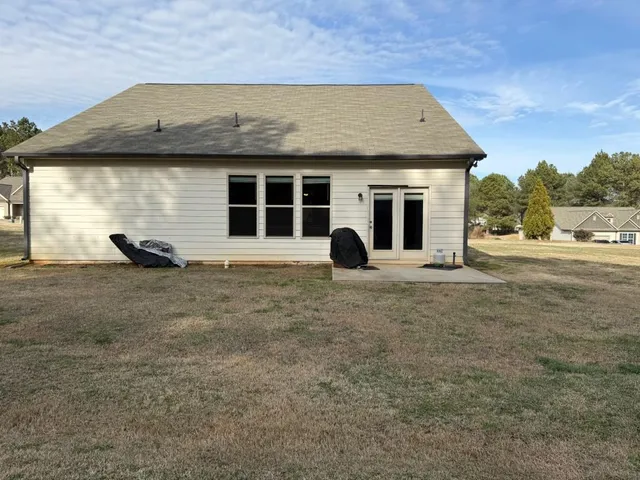 a view of a house with backyard