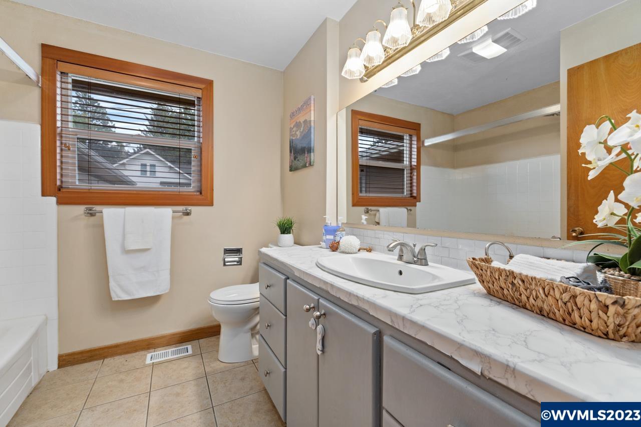 7683 Sunnyview Road Northeast Salem, OR 97305 - Photo 15 of 36 Gallery Image 15