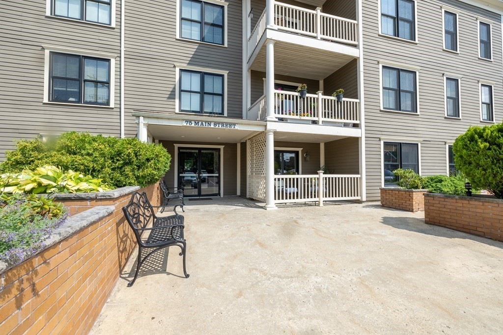 75 Main Street, Unit 102 Amesbury, MA 01913 - Photo 22 of 28 a house view with a seating space