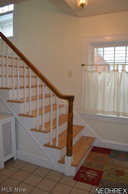 3282 Chalfant Road Cleveland, OH 44120 - Photo 2 of 19 Foyer with ceramic floor and opens to the living room and kitchen.