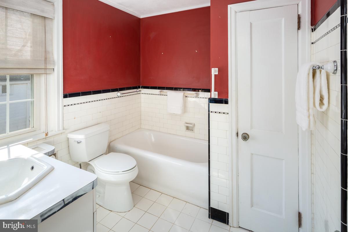 120 Crosshill Road Wynnewood, PA 19096 - Photo 21 of 29 a bathroom with a bathtub and toilet