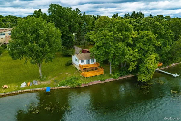 $399,999 | 11044 Grand River Avenue, Brighton, MI 48116