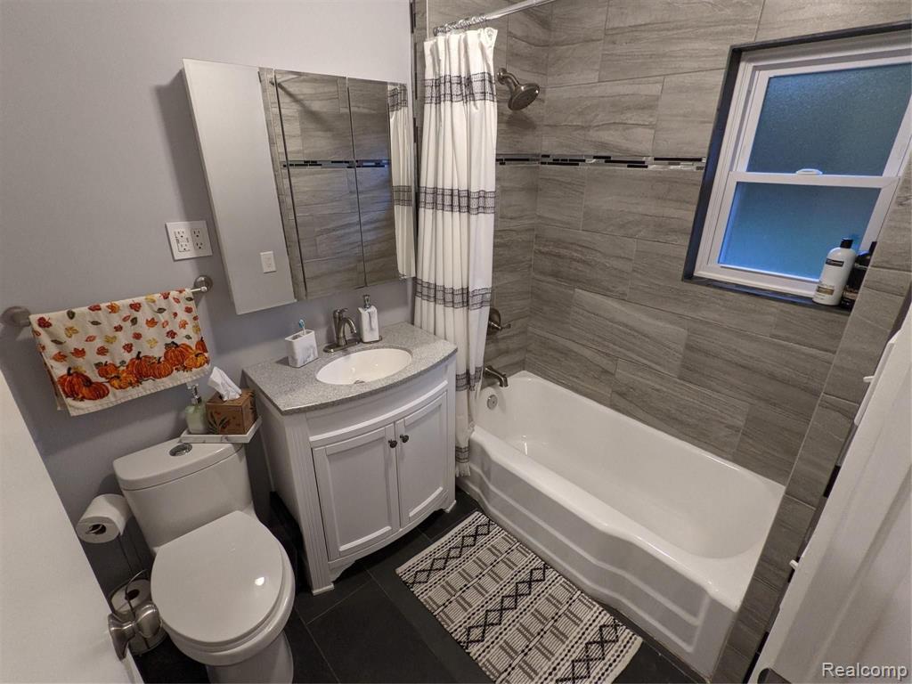 2145 Covert Road Burton, MI 48509 - Photo 5 of 6