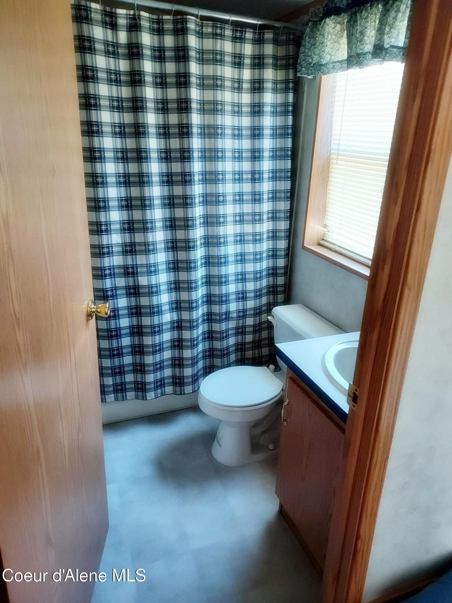 8270 West Meadow Brook Circle Rathdrum, ID 83858 - Photo 14 of 17 Guest Bathroom