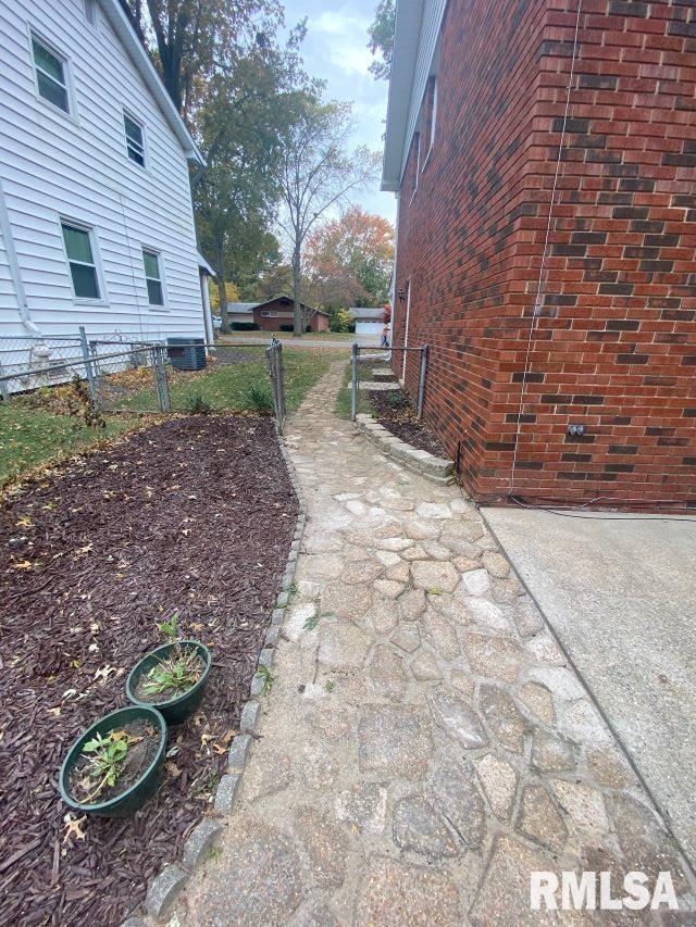 2324 Bates Avenue Springfield, IL 62704 - Photo 7 of 31 Gallery Image 7